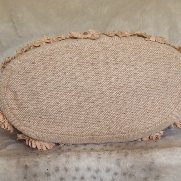 Elegant Floral Beige Shoulder Bag - Picture 3 of 5